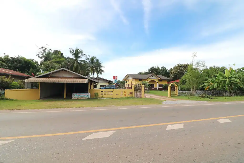 Two homes plus a shopfront on 2+ rai for sale in Lam Pao, Kalasin, photo 2