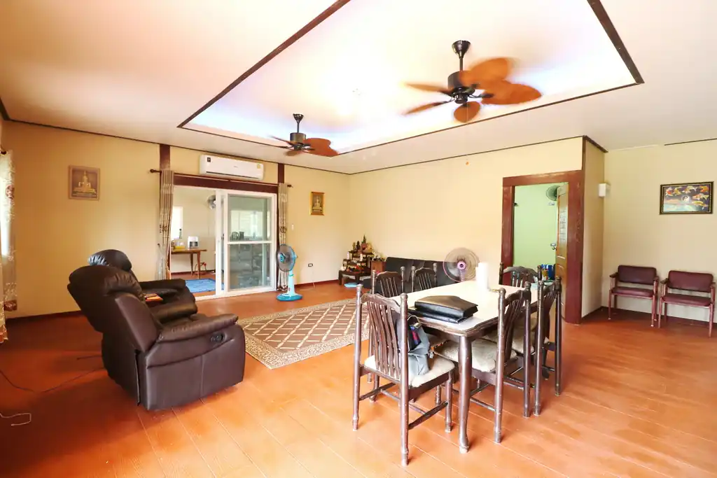 Two homes plus a shopfront on 2+ rai for sale in Lam Pao, Kalasin, photo 5