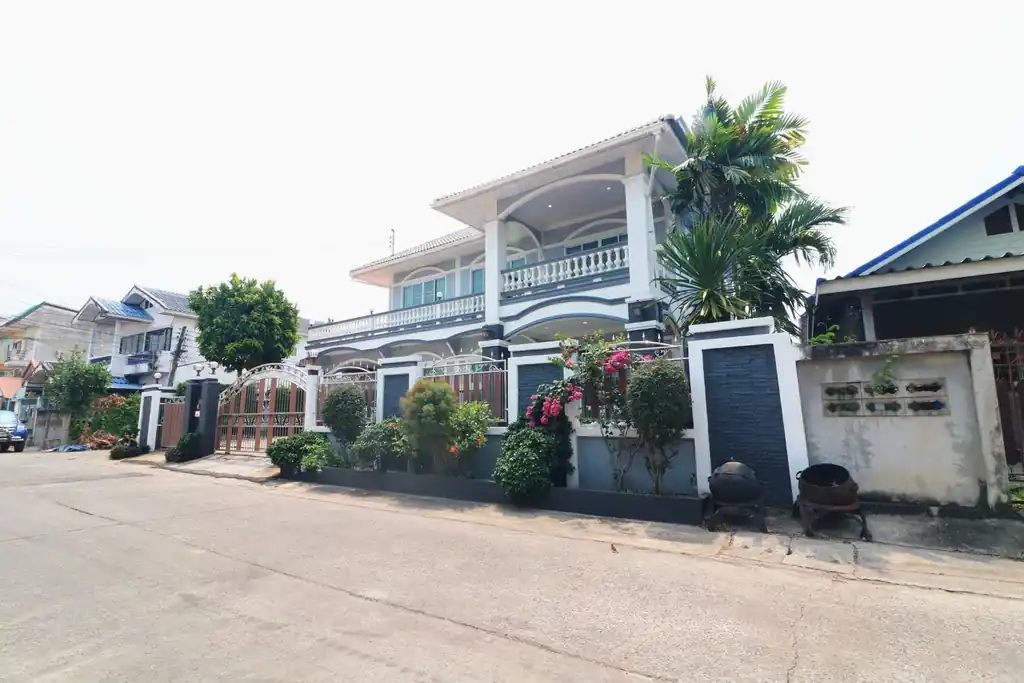 Spacious 4 bed, 4 bath corner house for sale in Mak Khaeng, Udon Thani, photo 2