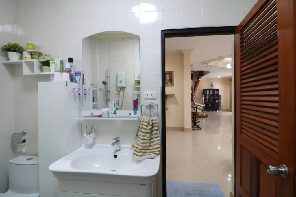 Spacious 4 bed, 4 bath corner house for sale in Mak Khaeng, Udon Thani, photo 21