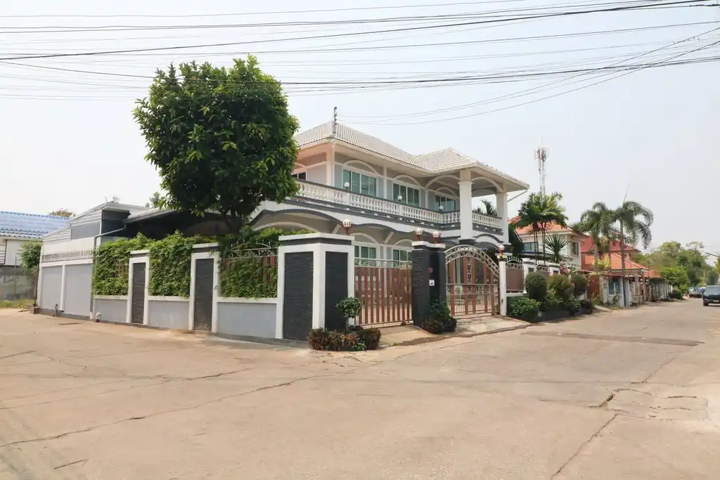Spacious 4 bed, 4 bath corner house for sale in Mak Khaeng, Udon Thani, photo 3