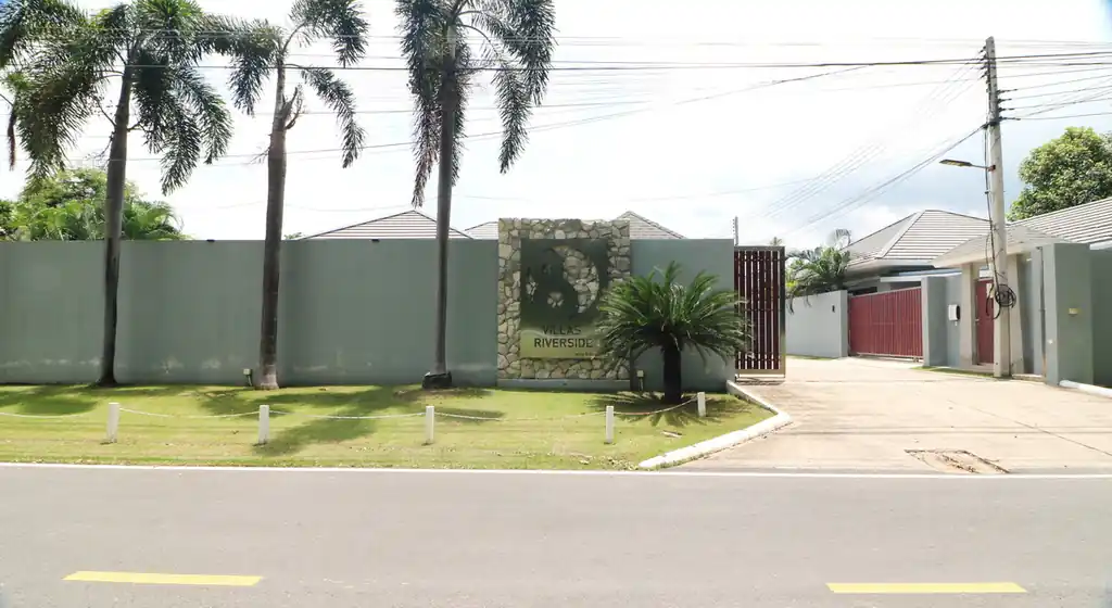 A barely lived-in 4 bedroom, 3 bathroom pool villa for sale in Khon Kaen at 8 Villas Riverside, photo 2