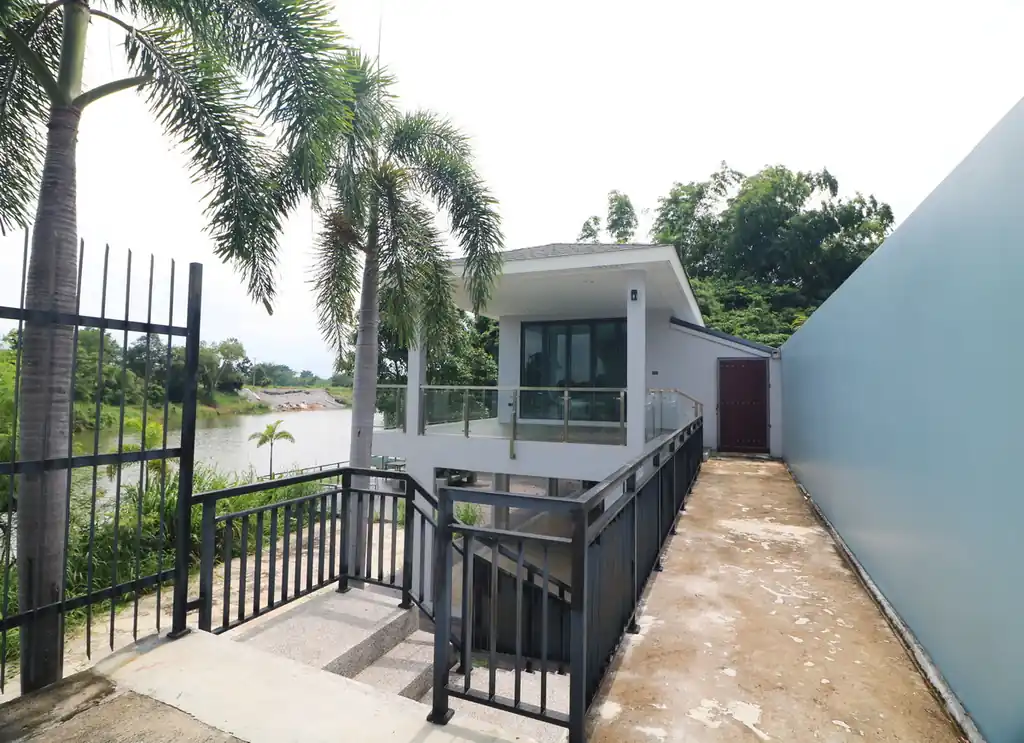 A barely lived-in 4 bedroom, 3 bathroom pool villa for sale in Khon Kaen at 8 Villas Riverside, photo 49