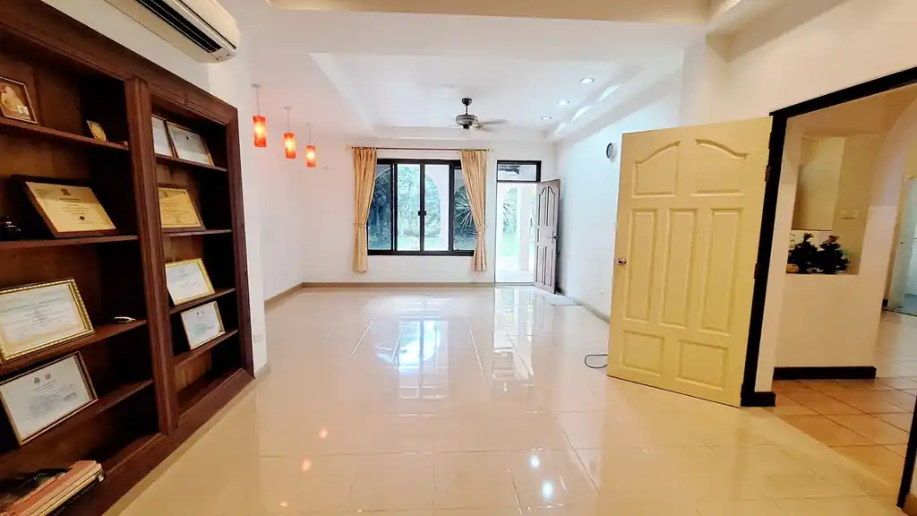12-bedroom estate for sale near Red Lotus Lake, Udon Thani, Thailand, photo 19