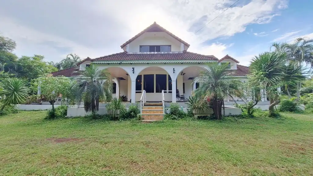 12-bedroom estate for sale near Red Lotus Lake, Udon Thani, Thailand, photo 3