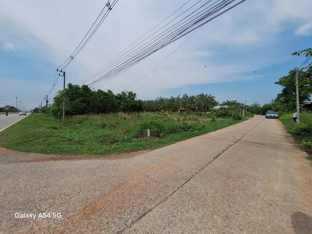 Corner land plot with highway frontage for sale in Nong Bua Lam Phu, photo 3